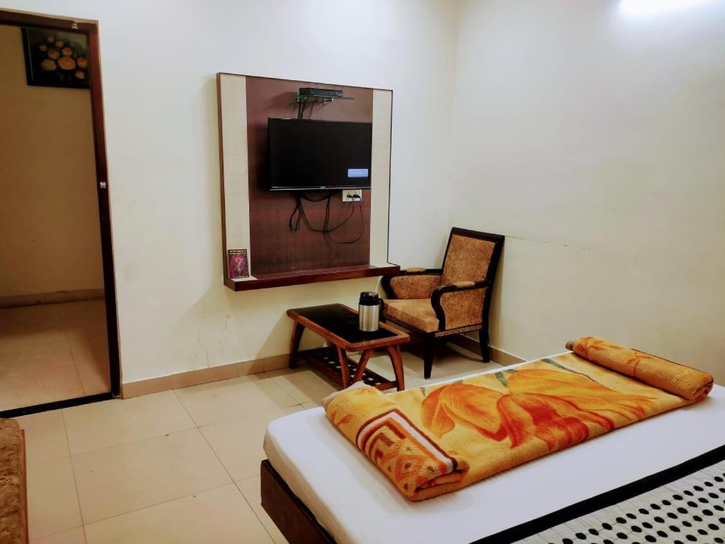 Hotel Diamond New Delhi Ngoại thất bức ảnh