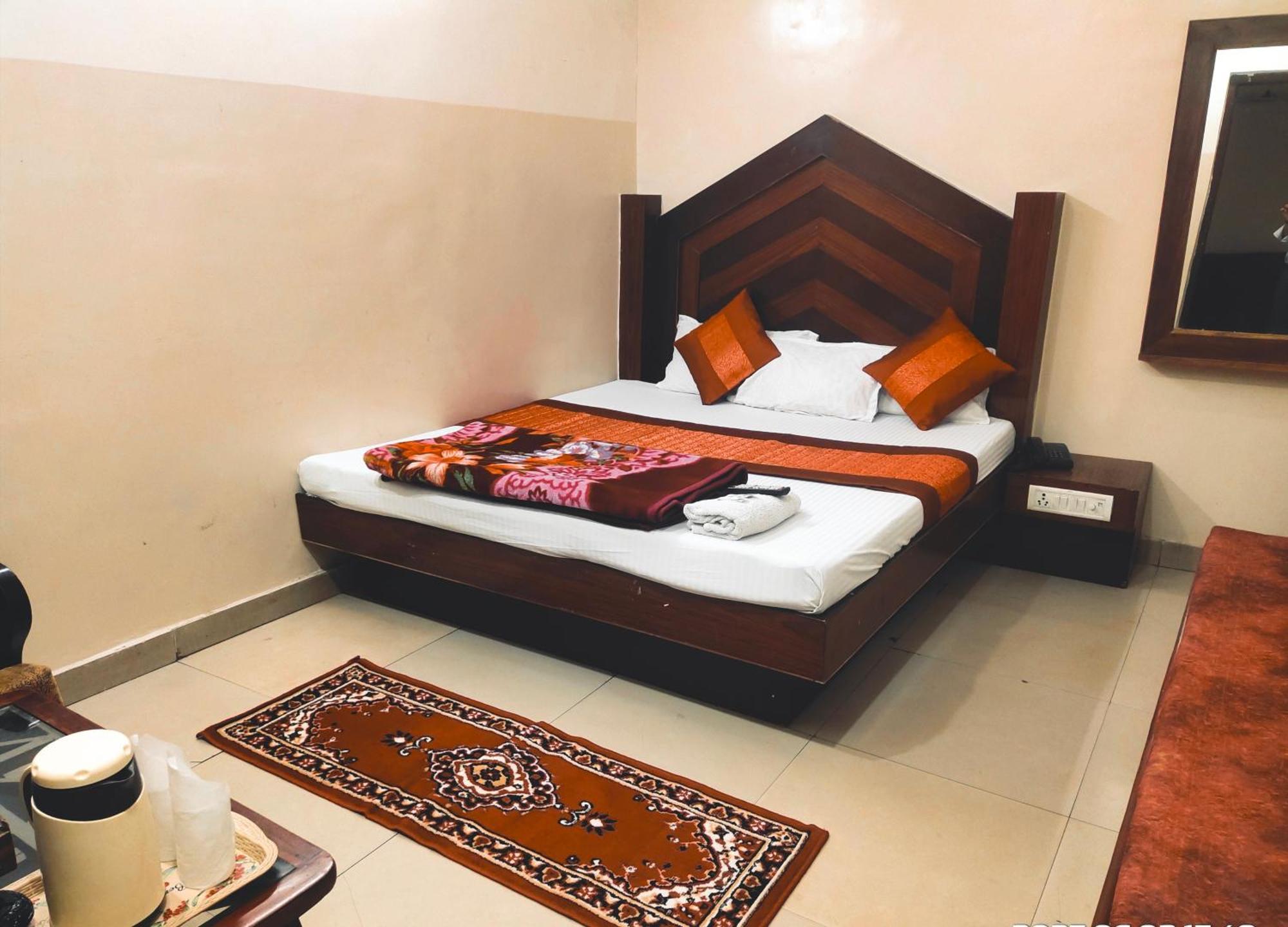Hotel Diamond New Delhi Ngoại thất bức ảnh
