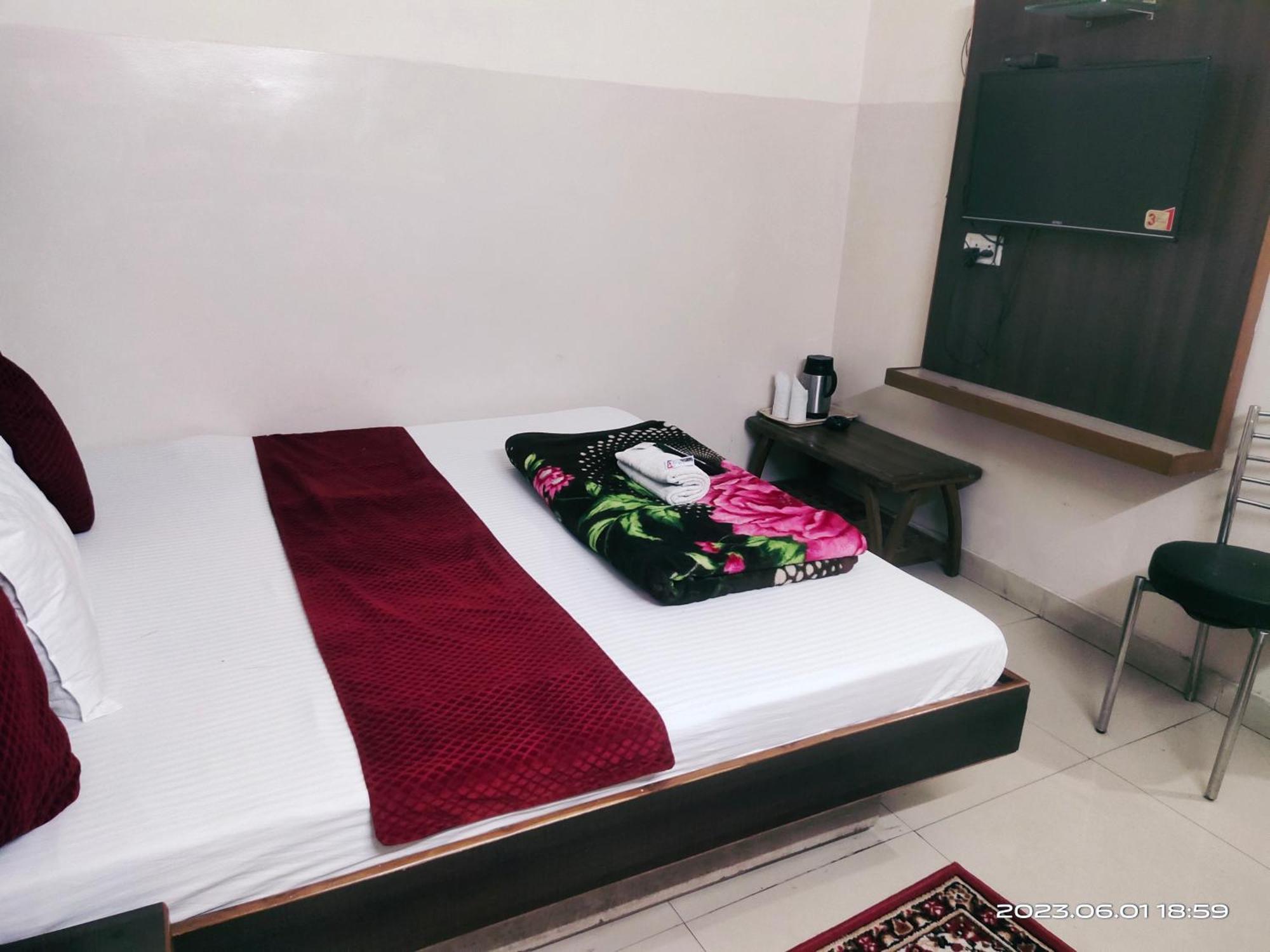 Hotel Diamond New Delhi Ngoại thất bức ảnh